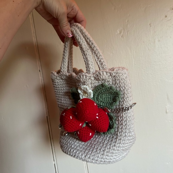 ✨ Handcrafted Cream Crochet Bag with Red Accents - Picture 3 of 5